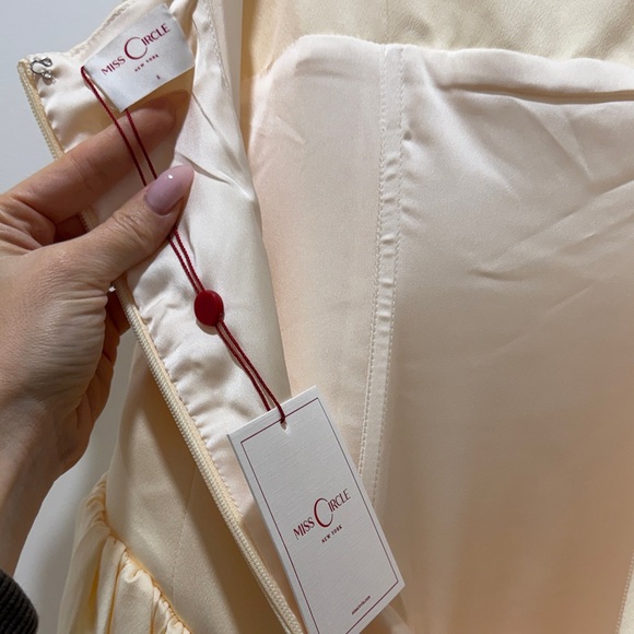 Miss Circle Cream Noreen Maxi Dress - Picture 2 of 4